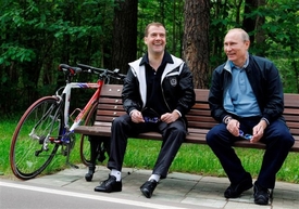 Putin o svou image dbá. Na snímku s kolem a Medveděvem.