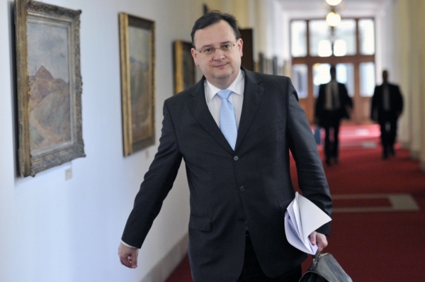 Premiér Nečas šel do práce tři kilometry pěšky. Premiér Nečas šel do práce tři kilometry pěšky.