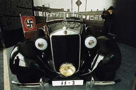 Heydrichův mercedes se značkou SS 3, ve kterém jel, když na něj zaútočili Gabčík s Kubišem.