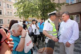 Pražský primátor Bohuslav Svoboda se stakal s demonstranty během jejich pochodu, setkání proběhlo bez konfliktů.