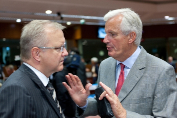 Olli Rehn, evropský komisař pro ekonomiku a měnu (vlevo), a Michel Barnier, komisař pro vnitřní trh a služby.