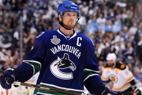 Kapitán Canucks Henrik Sedin na play-off v dobrém vzpomínat nebude. Kapitán Canucks Henrik Sedin na play-off v dobrém vzpomínat nebude.