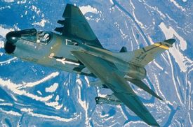 Podobné stroje budou k vidění na letišti v Roudnici nad Labem (stíhačka A-7 Corsair). 