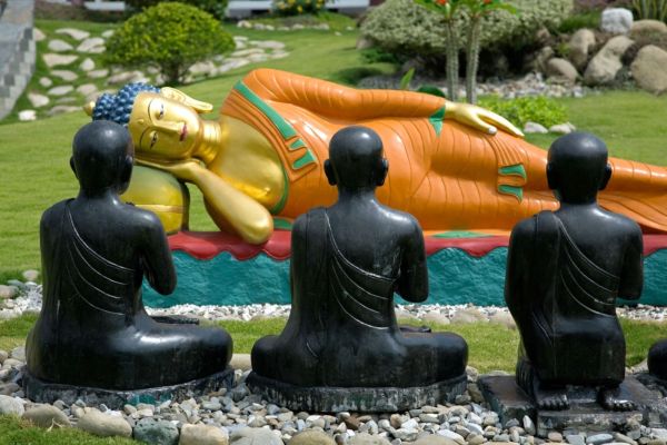 Sousoší v buddhistickém chrámu v nepálském městě Lumbiní.