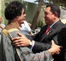 Venezuelský vůdce Hugo Chávez (vpravo) by svého libyjského soudruha jistě opět vřele přivítal.