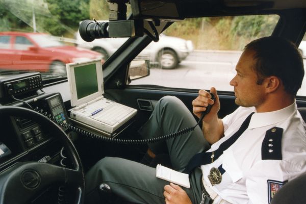 Policisté už nebudou muset pátrat po tom, kdo vůz vlastně řídil. Pokutu za přestupek dostane provozovatel.