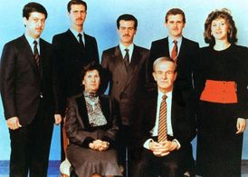 Klan Asadů. Dole Hafíz s manželkou Ánisou. Máhir a Bašár vlevo.