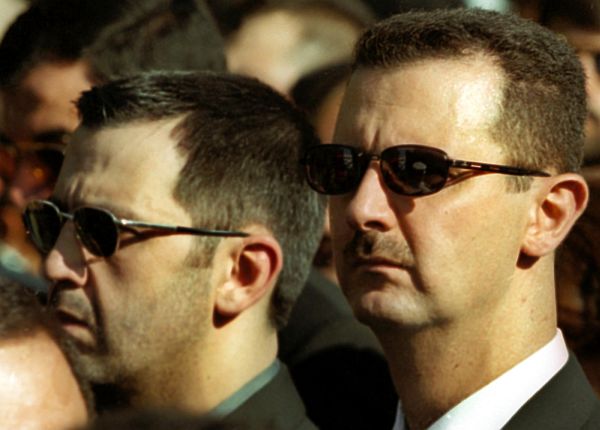 Bratři Asadové. Vpravo prezident-reformátor Bašár, v pozadí velitel Máhir.