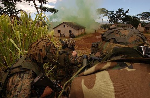 Američtí a jihokorejští vojáci při společných manévrech (RIMPAC).