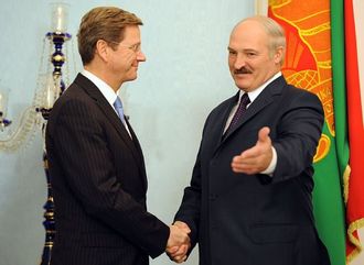 Alexandr Lukašensko (vpravo) s německým šéfem diplomacie Guidem Westerwellem.