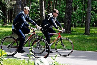 Medveděv a Putin, neformální setkání v červnu 2011.
