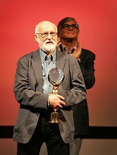 Jan Švankmajer přebírá v karlových Varech cenu za celoživotní dílo v roce 2009.