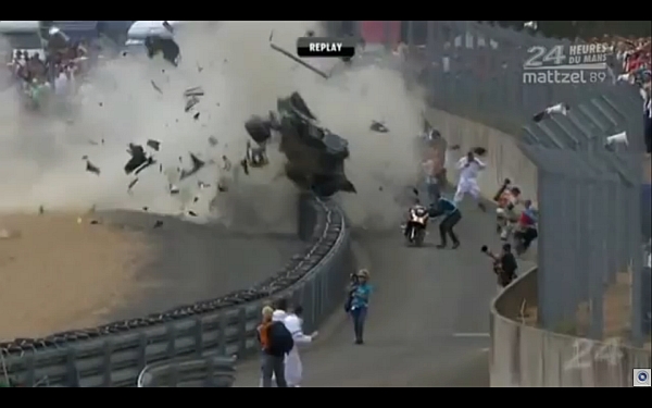 Hrůzostrašná havárie na okruhu v Le Mans. Hrůzostrašná havárie na okruhu v Le Mans.