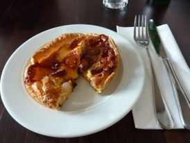 Quiche se slaninou a čedarem.