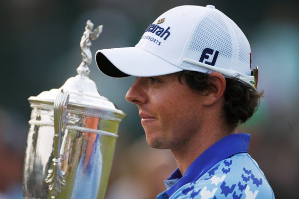 Rory McIlroy pózuje s vítěznou trofejí. Rory McIlroy pózuje s vítěznou trofejí.
