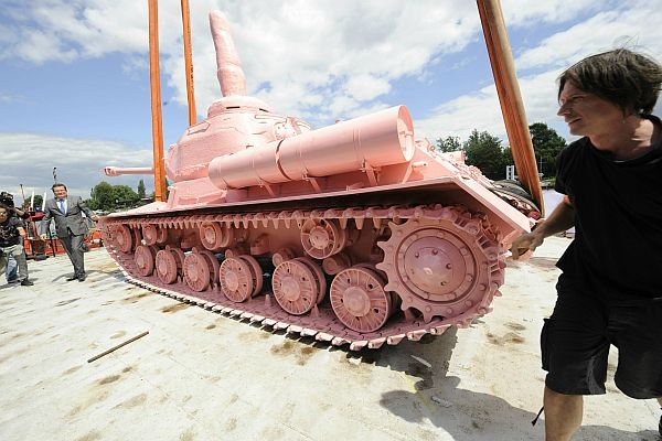 Růžový tank i s prostředníčkem při provozu.