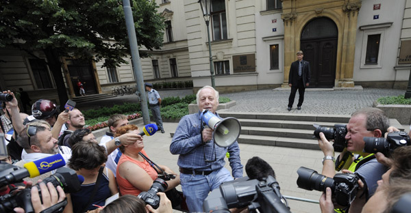 Demonstrace před Úřadem vlády 16. června, uprostřed Bohumír Dufek.