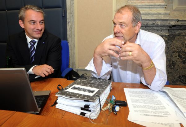Josef Středula (vlevo) a předseda Českomoravské konfederace odborových svazů Jaroslav Zavadil před jednáním tripartity. Josef Středula (vlevo) a předseda Českomoravské konfederace odborových svazů Jaroslav Zavadil před jednáním tripartity.