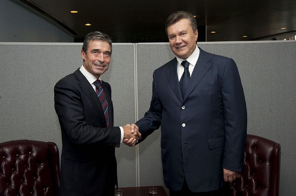 Šéf NATO Rasmussen (vlevo) a ukrajinský prezident Janukovyč.