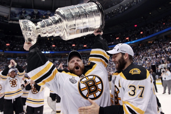 Bostonský gólman Tim Thomas se Stanley Cupem. Teď bude bojovat o Vezina Trophy.