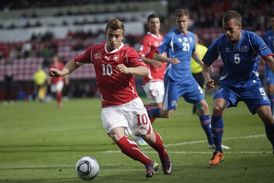 Xherdan Shaqiri (v červeném).