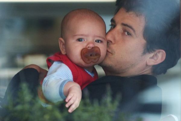 Orlando Bloom se svým synem Flynnem.