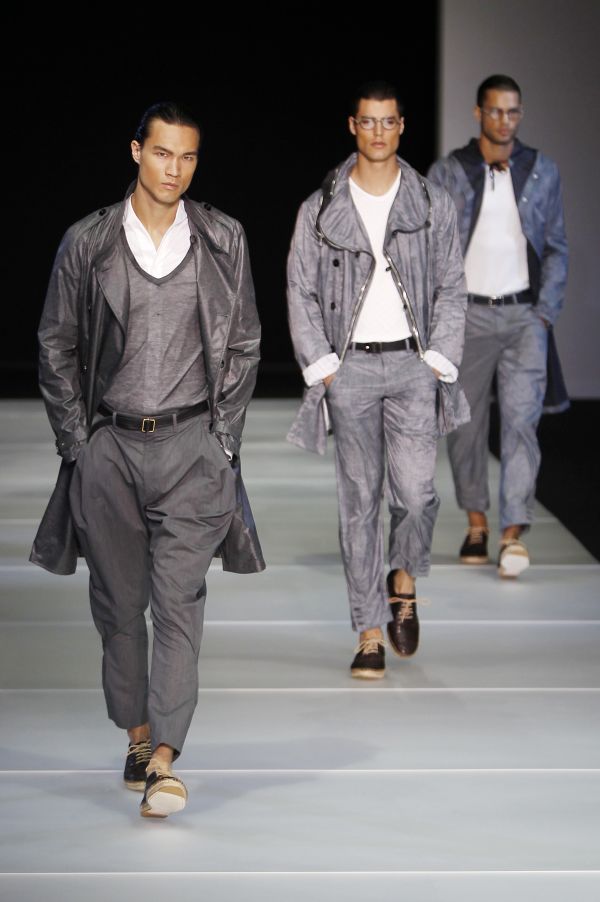 Model z přehlídky Giorgio Armani.