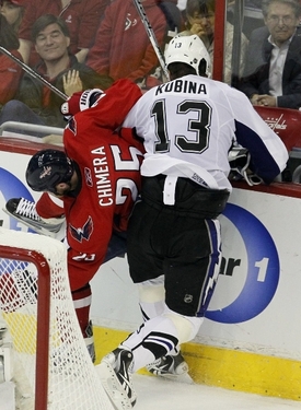 Pavla Kubinu poslal na marodku tvrdým hitem Jason Chimera.