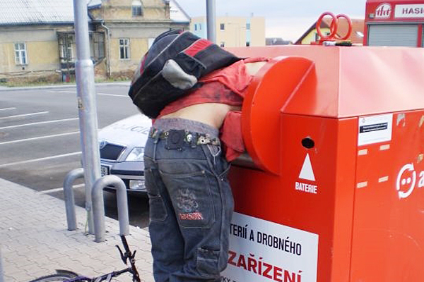 Muž se zaklínil horní částí těla v kontejneru a nemohl ven. Muž se zaklínil horní částí těla v kontejneru a nemohl ven.