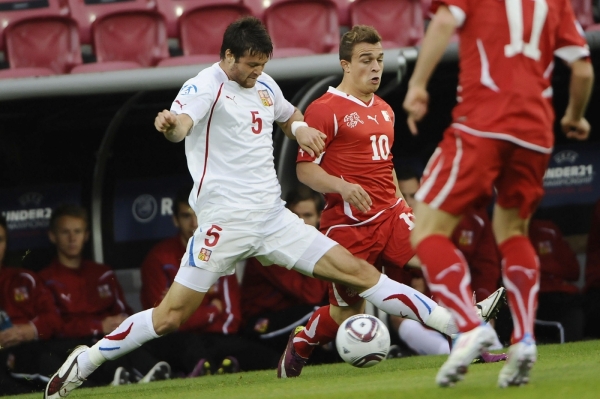 Ondřej Čelůstka a a švýcarský záložník Xherdan Shaqiri. Ondřej Čelůstka a a švýcarský záložník Xherdan Shaqiri.
