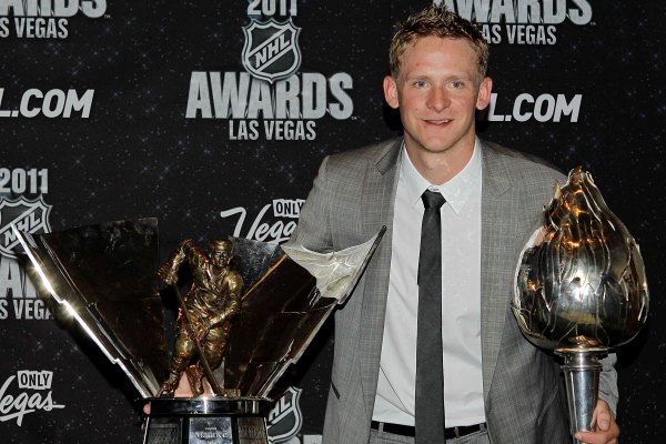 Cory Perry z Anaheimu s Hartovou trofejí pro nejužitečnějšího hráče NHL.
