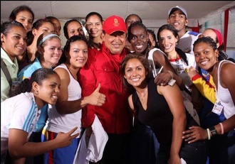 Chávez mezi svými fanoušky v pořadu Aló Presidente.