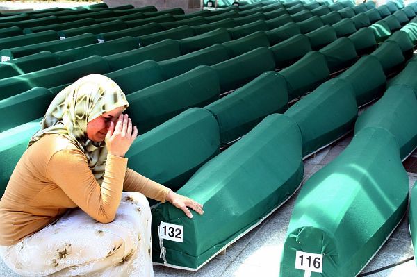 Nářek nad mrtvými muži ze Srebrenice.