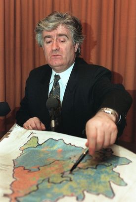 Šéf bosenských Srbů Karadžič s etnickou mapou Bosny.