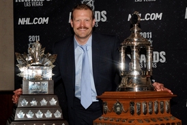 Tim Thomas s Conn Smythe Trophy (vlevo) a Vezinovou trofejí.