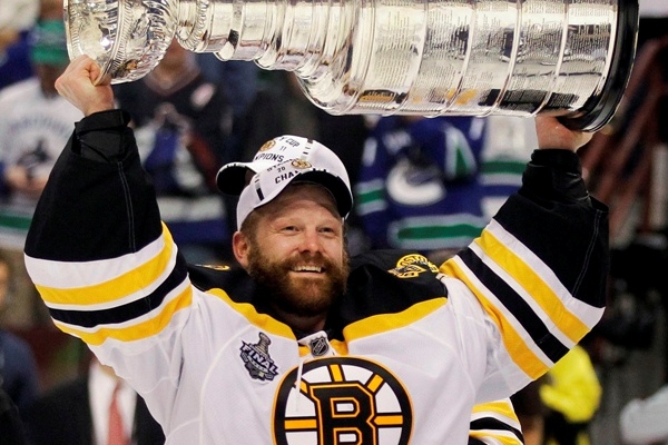Bostonský gólman Tim Thomas při oslavách se Stanley Cupem. 