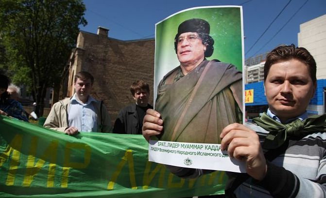 Kaddáfího příznivci na demonstraci v Moskvě.