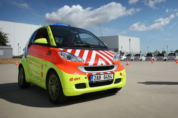 Elektromobil smart fortwo ed v barvách pražských záchranářů.