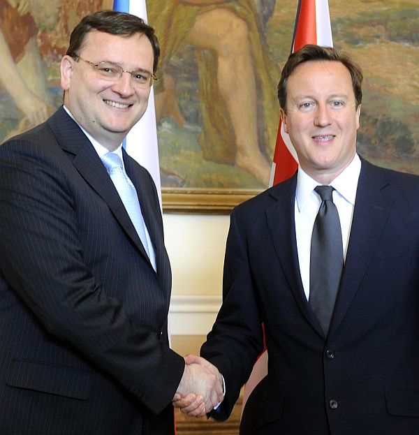 Petr Nečas (vlevo) a David Cameron.
