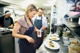 Jitka Schneiderová vařila s šéfkuchařem restaurace Sansho Paulem Dayem.