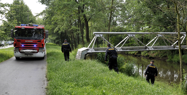 Policie pátrala pod jezem po utonulém žákovi a učitelce.