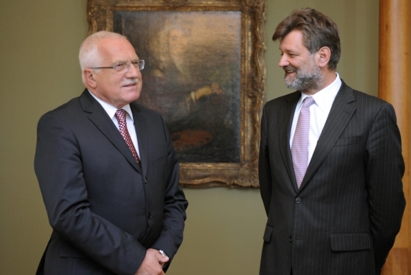 Prezident Václav Klaus (vlevo) přijal ministra vnitra Jana Kubiceho. Prezident Václav Klaus (vlevo) přijal ministra vnitra Jana Kubiceho.