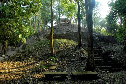Hrobka leží pod nestabilní pyramidou, proto je její průzkum obtížný.