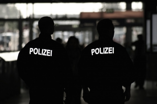 Nemečtí policisté netuší, zda u sebe útočník skutečně má výbušninu (ilustrační foto).