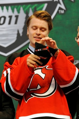 Adam Larsson v dresu New Jersey Devils, kteří si ho vybrali v 1. kole draftu NHL.