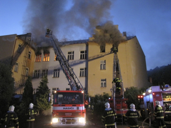 Požár vypukl v noci. 