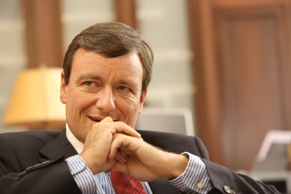 David Rath si z toho, že je v hlasování na internetu zatím poslední, nic nedělá. Dál píše zprávy se smajlíkem.