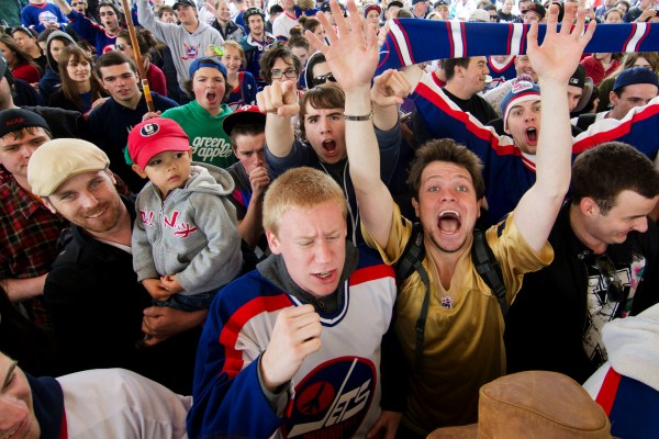 Mnozí fanoušci z Winnipegu slavili návrat NHL do města v dresech původních Jets.