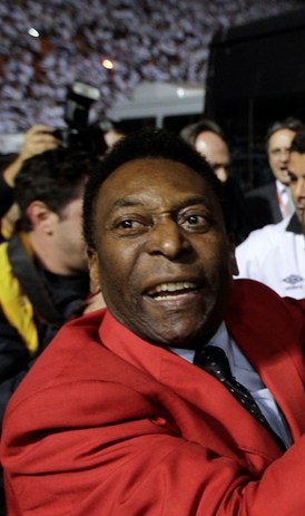 Pelé se raduje z Poháru osvoboditelů, který jeho Santos v minulých dnech vybojoval.