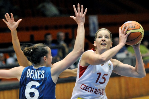 Eva Vítečková (vpravo) a její spoluhráčky na Rusky nestačily. Eva Vítečková (vpravo) a její spoluhráčky na Rusky nestačily.